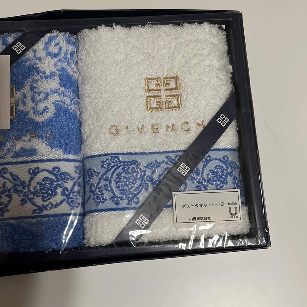 Givenchy face / hand towel - Picture 4 of 7